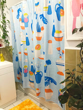 Rideau de douche bleu à motifs de vases de céramiques bleus et oranges et motifs de citrus conçu par artiste Amélie Tourangeau pour la compagnie de rideaux de douche Costume de bain