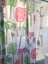 Rideau de douche amusant conçu par l'artiste et bédéiste montréalaise Cathon pour Costume de bain dans une salle de bain aux tuiles blanches