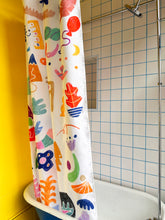Rideau de douche conçu par l'artiste Marc-Olivier Lamothe pour la compagnie de rideaux de douche montréalaise Costume de bain