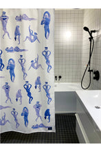Admirez la splendeur artistique du rideau de douche Baigneurs conçu par l'artiste Agathe BB pour la collection Costume de bain. Une création captivante, où l'on voit des femmes et des hommes de couleurs bleu se baigner, alliant élégance et créativité pour sublimer votre salle de bains. Découvrez cette œuvre d'art fonctionnelle par Agathe BB, une pièce unique à intégrer dans votre espace de bain. Achetez dès maintenant pour ajouter une touche artistique à votre quotidien !