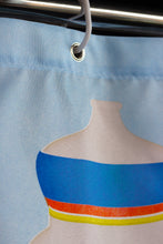 Rideau de douche bleu à motifs de vases de céramiques bleus et oranges et motifs de citrus conçu par artiste Amélie Tourangeau pour la compagnie de rideaux de douche Costume de bain