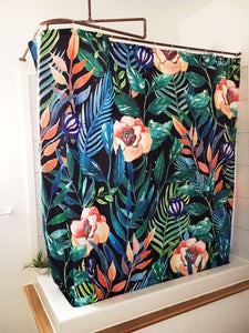 Rideau de douche conçu en collaboration avec artiste québécoise MC Marquis. Motifs de fleurs tropicales vertes, bleues et corail sur fond noir. Décoration d'intérieur et de salle de bain. 