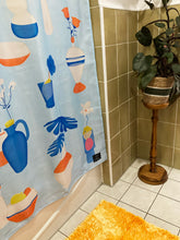 Rideau de douche conçu par l'artiste Amélie Tourangeau pour la compagnie montréalaise de rideaux de douche Costume de bain
