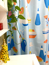 Rideau de douche conçu par l'artiste Amélie Tourangeau pour la compagnie montréalaise de rideaux de douche Costume de bain