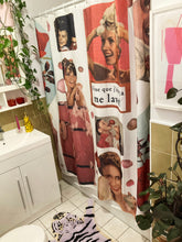 Rideau de douche conçu par l'artiste Sara Hébert, aussi connue sous le nom de Bijou de banlieue, pour la compagnie montréalaise de rideaux de douche Costume de bain