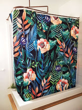 Rideau de douche conçu en collaboration avec artiste québécoise MC Marquis. Motifs de fleurs tropicales vertes, bleues et corail sur fond noir. Décoration d'intérieur et de salle de bain. 